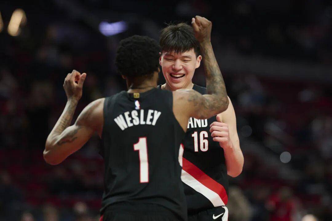 杨瀚森暴扣入选NBA十佳球!感谢韦斯利,斯普利特盛赞